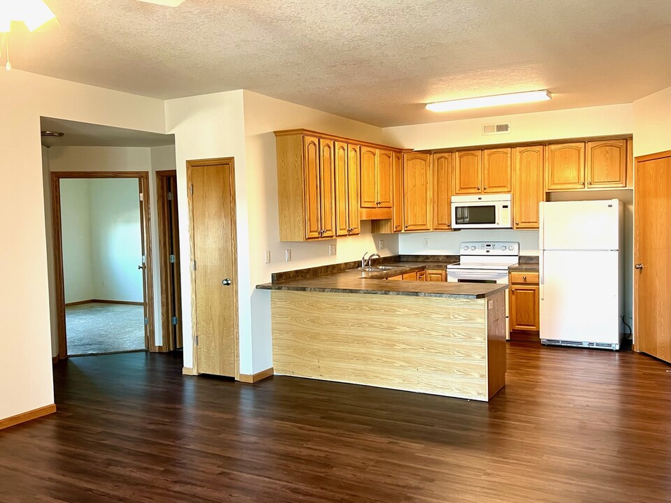 130 Oakridge Ave, Unit 5 in Hills, IA - Building Photo