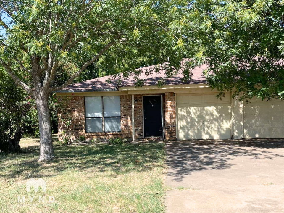 1303 Berry Dr in Cleburne, TX - Building Photo