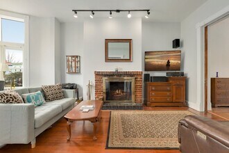 704 12th St NE, Unit A in Washington, DC - Foto de edificio - Building Photo