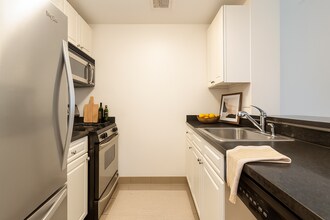 335 E 100th St, Unit 2202 in New York, NY - Building Photo - Building Photo