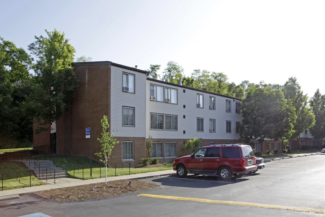 Mifflin Estates in West Mifflin, PA - Building Photo
