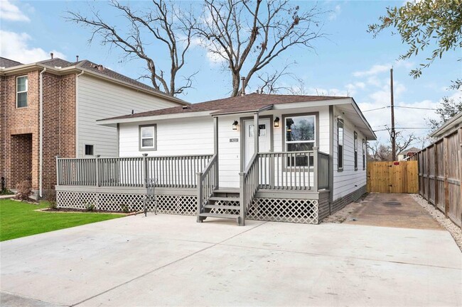 property at 923 E 36th St