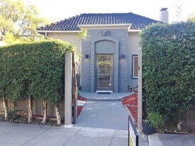 8538 N W Knoll Dr in West Hollywood, CA - Building Photo