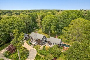 5 Baiting Hollow Rd in East Hampton, NY - Building Photo