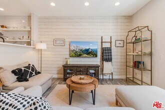 520 S Barrington Ave in Los Angeles, CA - Building Photo - Building Photo