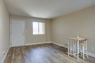 The Oaks Apartments in Mesa, AZ - Building Photo - Interior Photo