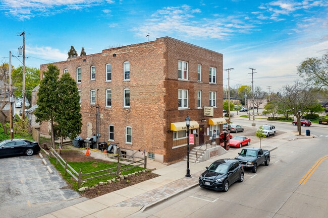 Wisconsin House in Waukesha, WI - Foto de edificio - Building Photo