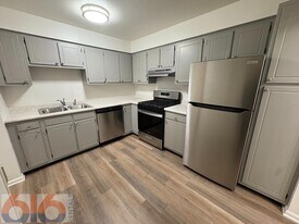 630 56th St SE in Grand Rapids, MI - Building Photo