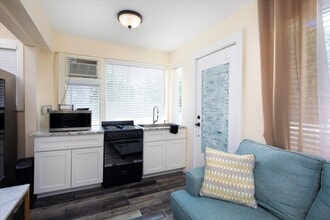 1104 Grinnell St, Unit Grinnell 2 in Key West, FL - Building Photo - Building Photo