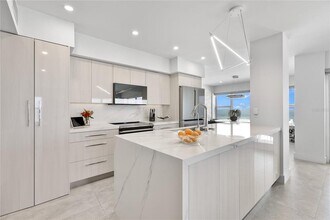 601 Longboat Club Rd in Longboat Key, FL - Building Photo - Building Photo