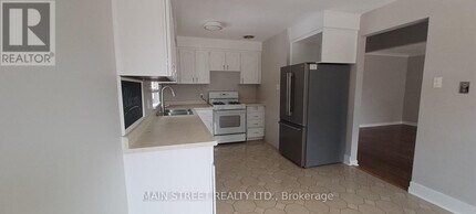 10 Kemano Rd in Aurora, ON - Building Photo - Building Photo
