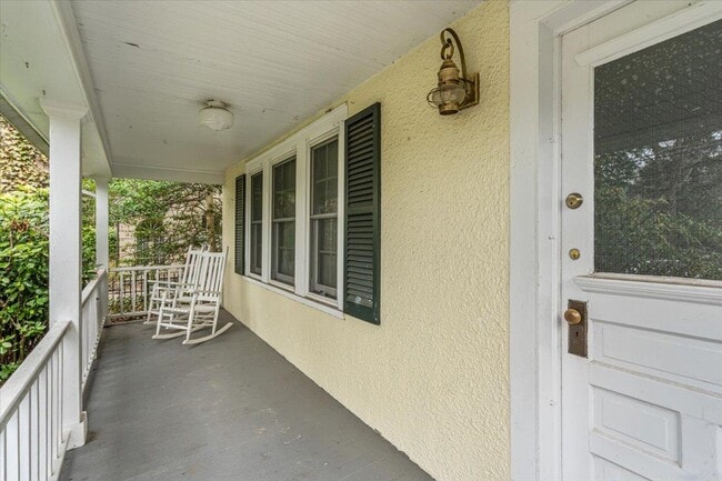 16 Egypt Ln in Locust Valley, NY - Building Photo - Building Photo