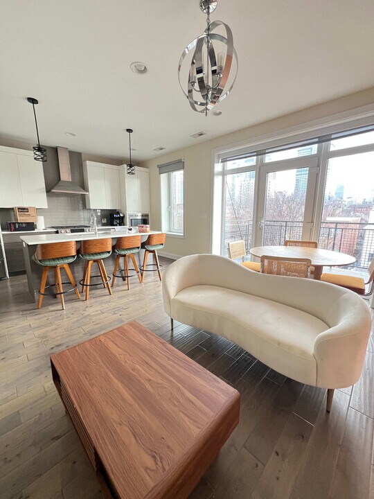 317 W Evergreen Ave in Chicago, IL - Building Photo