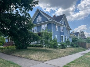 916 Marshall Ave in St. Paul, MN - Building Photo - Building Photo