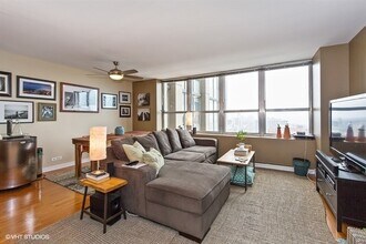 655 W Irving Park Rd, Unit 3308 in Chicago, IL - Building Photo - Building Photo