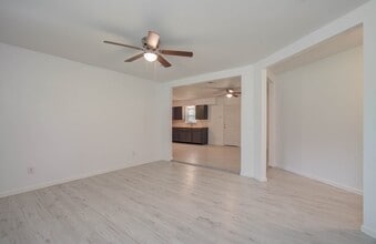 309 Donatto Dr in Ames, TX - Foto de edificio - Building Photo