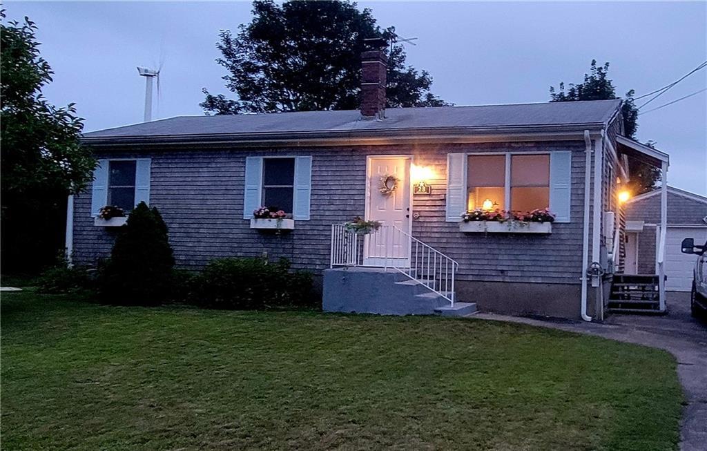 28 Manor Dr in Narragansett, RI - Building Photo