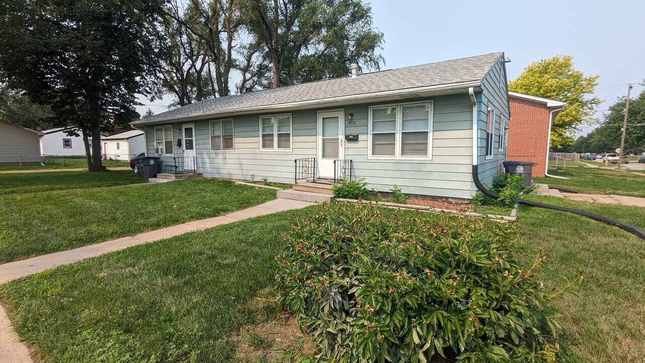 2445 3rd Ave in Council Bluffs, IA - Foto de edificio