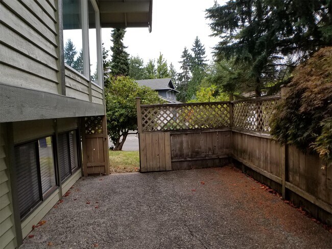 8910 NE 144th Pl in Kirkland, WA - Building Photo - Building Photo