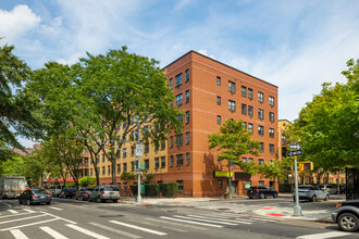 Maple Court in New York, NY - Building Photo - Building Photo