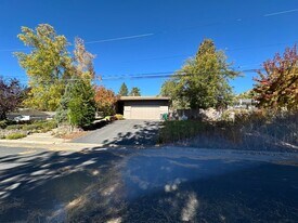 1985 Benson Ave in Klamath Falls, OR - Building Photo