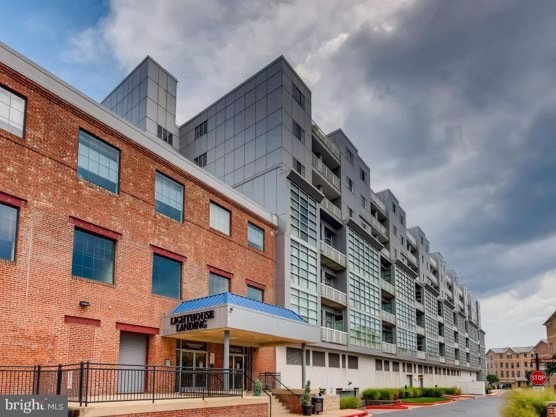 2702 Lighthouse Pt E, Unit 631 in Baltimore, MD - Building Photo