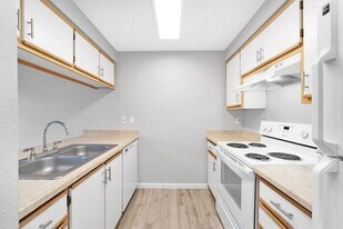 14336 E Burnside St in Portland, OR - Building Photo