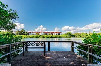 4550 Overlook Dr NE, Unit 000 in St. Petersburg, FL - Building Photo - Building Photo