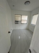 2135 NE 170th St in North Miami Beach, FL - Building Photo - Building Photo