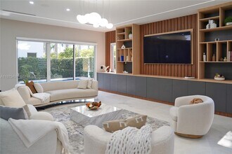 10098 NW 74th Terrace in Doral, FL - Building Photo - Building Photo