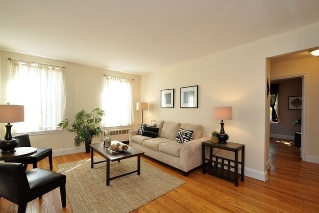 31 Englewood Ave, Unit 3 in Brookline, MA - Building Photo - Building Photo