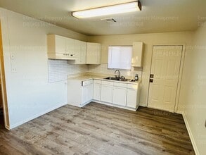 1142 8th Pl in Wasco, CA - Building Photo - Building Photo