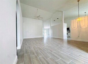 2405 Queenswood Cir in Kissimmee, FL - Building Photo - Building Photo