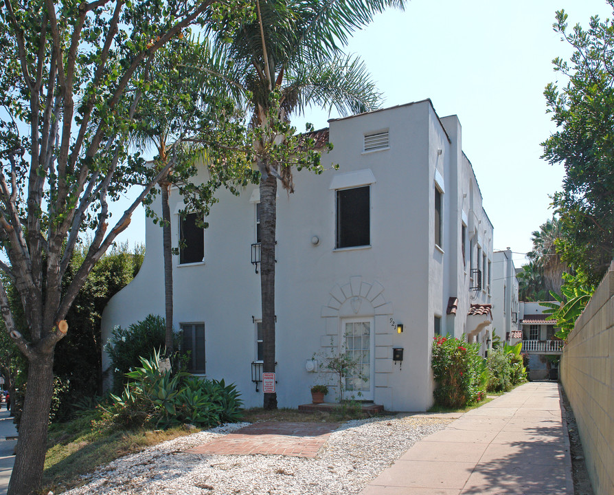 921 West Knoll Apartments in West Hollywood, CA - Building Photo