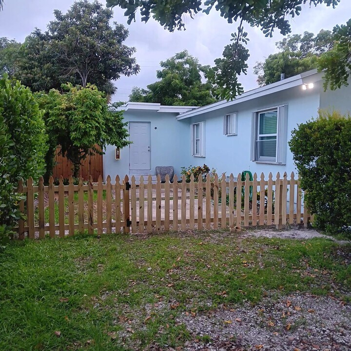 49 SW 14th St, Unit c in Dania Beach, FL - Building Photo