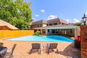 2230 S Piney Point Rd in Houston, TX - Building Photo - Building Photo