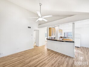 5543 Adobe Falls Rd in San Diego, CA - Foto de edificio - Building Photo