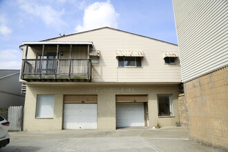 Powers Court Apartments in Westover, WV - Foto de edificio - Building Photo