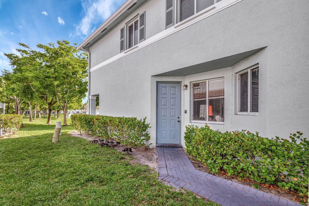 1923 Alamanda Way in Riviera Beach, FL - Building Photo