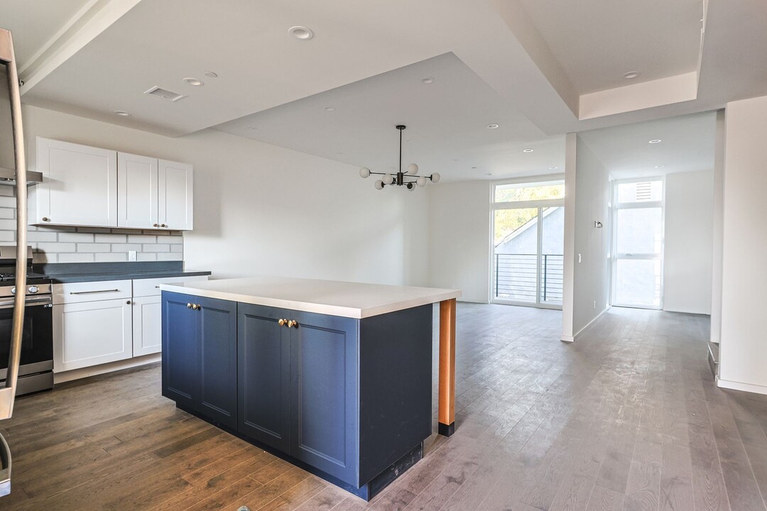 14754 Gilmore St in Los Angeles, CA - Building Photo