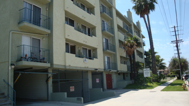 11936 Magnolia Blvd-Unit -207 in Los Angeles, CA - Building Photo - Building Photo