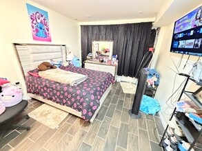 2817 N Clybourn Ave, Unit G in Chicago, IL - Foto de edificio - Building Photo