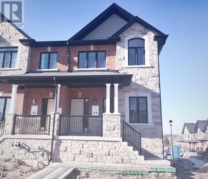 19 Zenyatta Ln in East Gwillimbury, ON - Building Photo