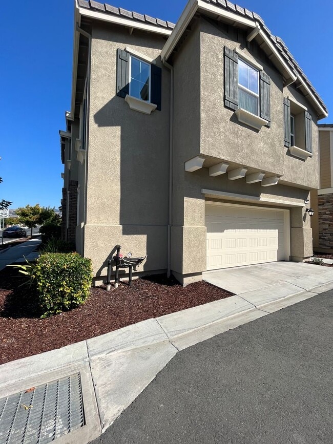 2021 Kingwood Rd in Rohnert Park, CA - Building Photo - Building Photo