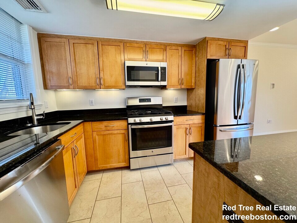 146 Independence Dr in Brookline, MA - Foto de edificio