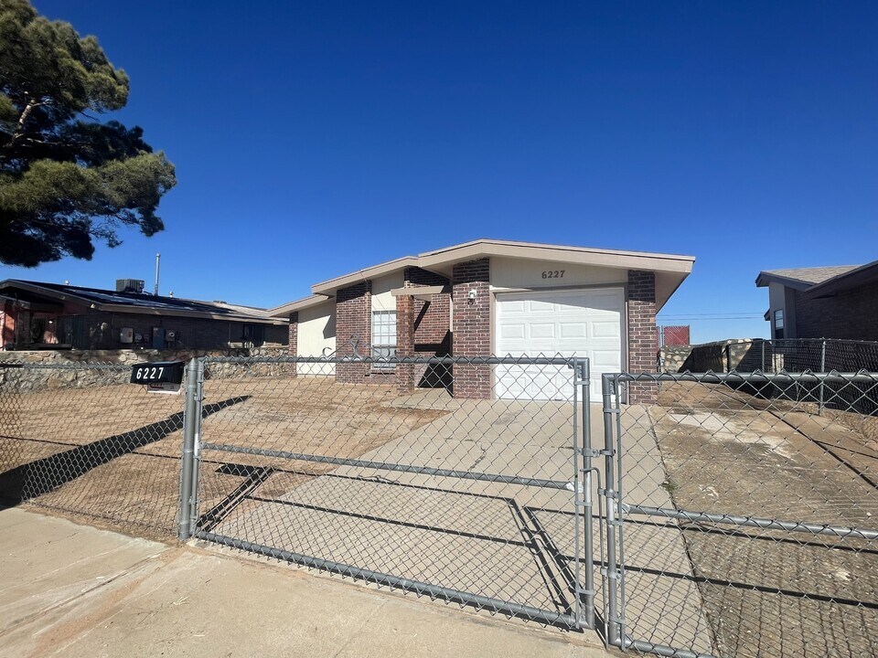 6227 Impala Ave in El Paso, TX - Building Photo
