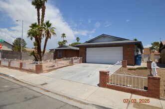 6486 Bullion Blvd in Las Vegas, NV - Building Photo - Building Photo