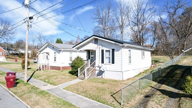 1008 N Boone St in Johnson City, TN - Building Photo - Building Photo