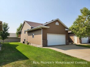 Modern 4 Bedroom 2 Bathroom Twin-Home in Tea in Tea, SD - Foto de edificio - Building Photo