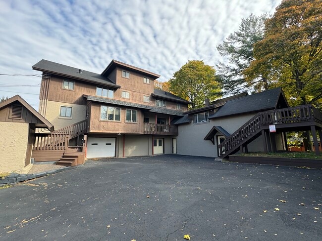 930 Elm St, Unit 1 in Hancock, MI - Building Photo - Building Photo